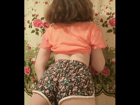 ❤️ Leanabh òg sexy a ’toirt dheth na shorts aice air a’ chamara Pornagrafaidheachd breagha aig gd.hentai-menu.ru ️❤